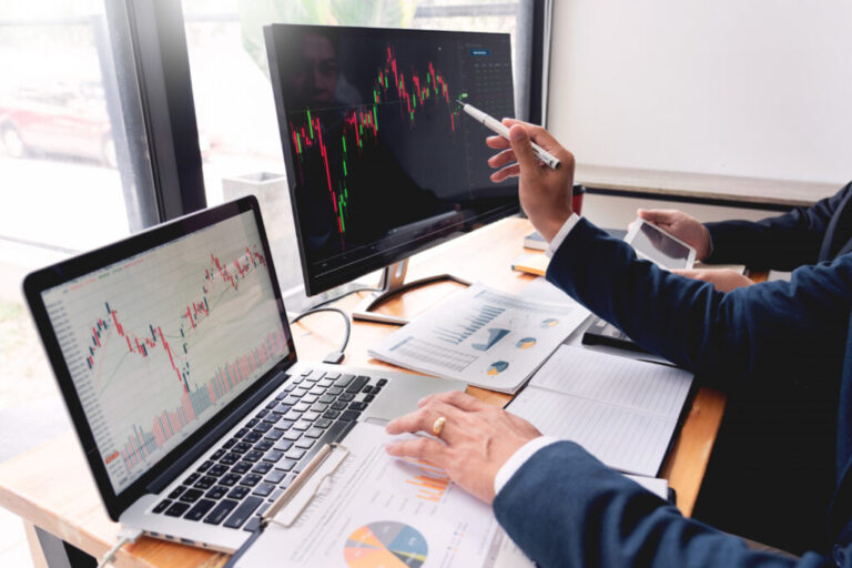 How Social Trading Networks Are Shaping Forex Broker Strategies in UAE