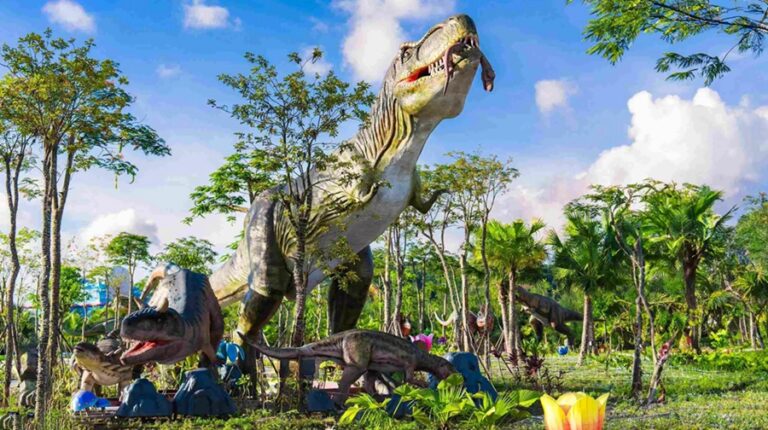 How Giant Animatronic Spinosaurus Models Become Centerpieces of Dinosaur Parks